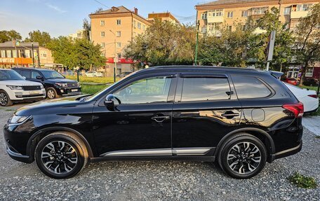 Mitsubishi Outlander III рестайлинг 3, 2021 год, 2 750 000 рублей, 4 фотография