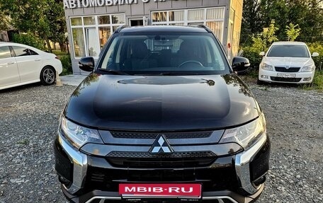 Mitsubishi Outlander III рестайлинг 3, 2021 год, 2 750 000 рублей, 2 фотография