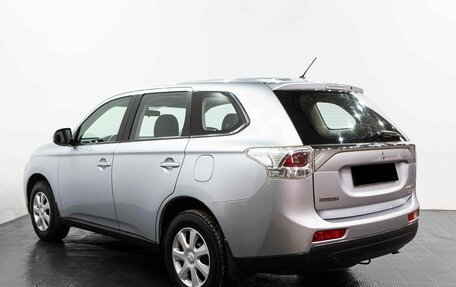 Mitsubishi Outlander III рестайлинг 3, 2013 год, 1 679 000 рублей, 4 фотография