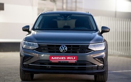 Volkswagen Tiguan II, 2021 год, 3 970 000 рублей, 2 фотография