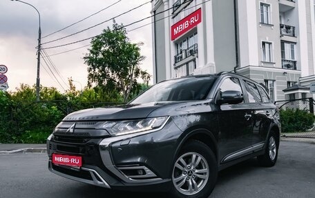 Mitsubishi Outlander III рестайлинг 3, 2022 год, 3 500 000 рублей, 1 фотография