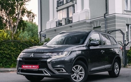 Mitsubishi Outlander III рестайлинг 3, 2022 год, 3 500 000 рублей, 2 фотография