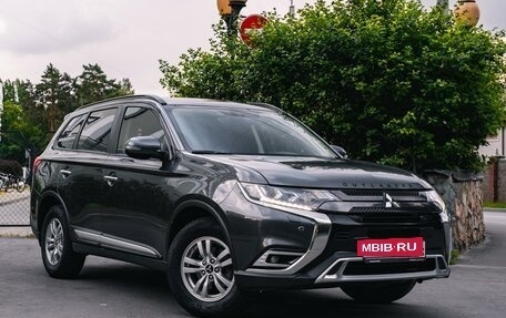 Mitsubishi Outlander III рестайлинг 3, 2022 год, 3 500 000 рублей, 16 фотография