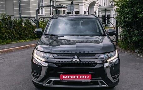 Mitsubishi Outlander III рестайлинг 3, 2022 год, 3 500 000 рублей, 18 фотография