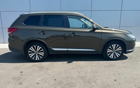 Mitsubishi Outlander III рестайлинг 3, 2019 год, 2 450 000 рублей, 4 фотография