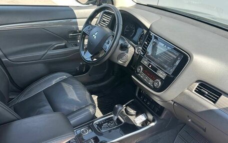 Mitsubishi Outlander III рестайлинг 3, 2019 год, 2 450 000 рублей, 15 фотография