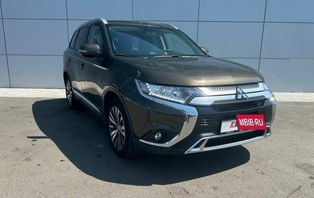 Mitsubishi Outlander III рестайлинг 3, 2019 год, 2 450 000 рублей, 3 фотография