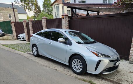 Toyota Prius IV XW50, 2019 год, 2 230 000 рублей, 3 фотография