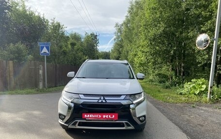 Mitsubishi Outlander III рестайлинг 3, 2018 год, 2 300 000 рублей, 3 фотография