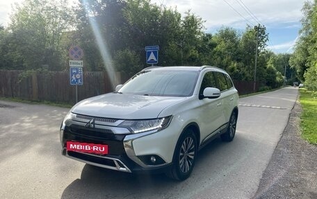 Mitsubishi Outlander III рестайлинг 3, 2018 год, 2 300 000 рублей, 2 фотография