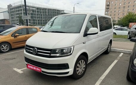 Volkswagen Caravelle T6 рестайлинг, 2016 год, 2 850 000 рублей, 1 фотография