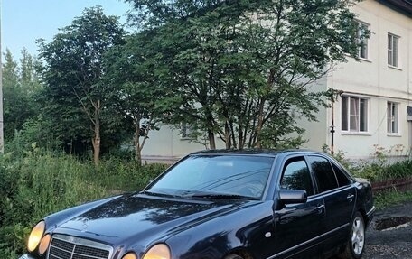 Mercedes-Benz E-Класс, 1998 год, 560 000 рублей, 1 фотография