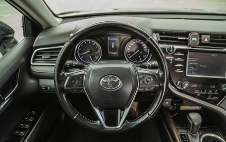 Toyota Camry, 2019 год, 3 200 000 рублей, 10 фотография