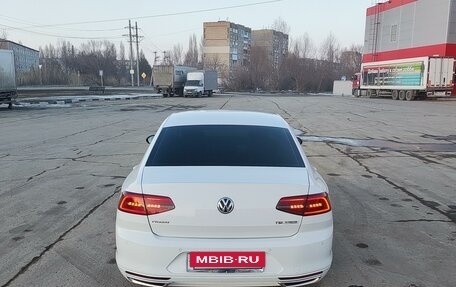 Volkswagen Passat B8 рестайлинг, 2015 год, 1 699 999 рублей, 11 фотография