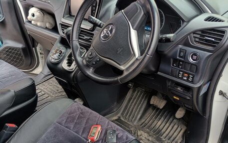 Toyota Voxy III, 2016 год, 2 290 000 рублей, 6 фотография