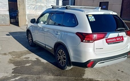 Mitsubishi Outlander III рестайлинг 3, 2020 год, 3 200 000 рублей, 4 фотография