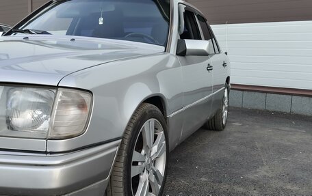 Mercedes-Benz E-Класс, 1994 год, 540 000 рублей, 3 фотография