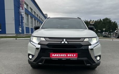 Mitsubishi Outlander III рестайлинг 3, 2021 год, 3 150 000 рублей, 2 фотография