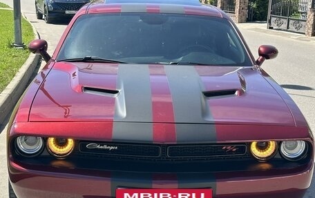 Dodge Challenger III рестайлинг 2, 2017 год, 4 500 000 рублей, 2 фотография