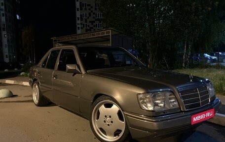 Mercedes-Benz E-Класс, 1993 год, 890 000 рублей, 1 фотография
