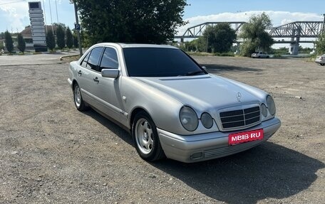 Mercedes-Benz E-Класс, 1998 год, 680 000 рублей, 1 фотография