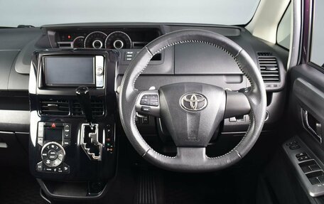 Toyota Voxy II, 2012 год, 2 240 995 рублей, 7 фотография