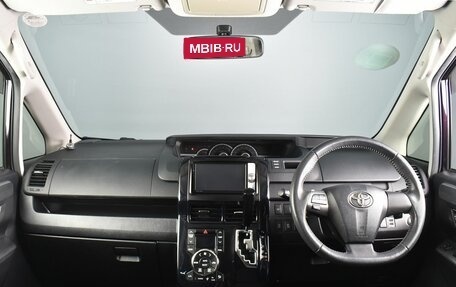 Toyota Voxy II, 2012 год, 2 240 995 рублей, 6 фотография