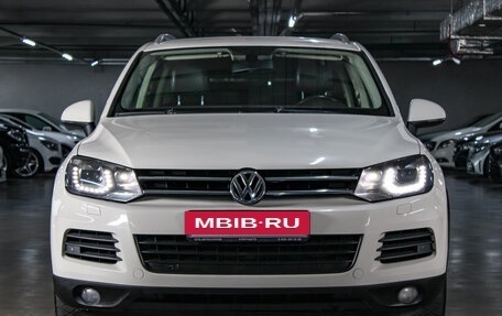 Volkswagen Touareg III, 2011 год, 2 224 000 рублей, 2 фотография