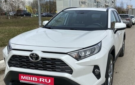Toyota RAV4, 2020 год, 3 750 000 рублей, 2 фотография