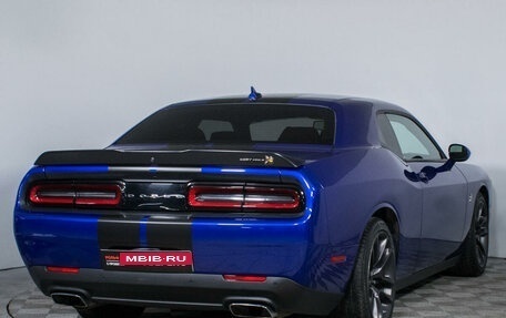 Dodge Challenger III рестайлинг 2, 2021 год, 5 399 000 рублей, 5 фотография