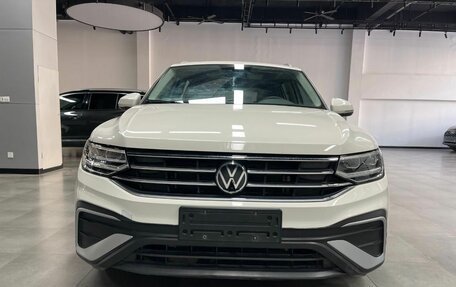 Volkswagen Tiguan II, 2021 год, 3 640 000 рублей, 2 фотография