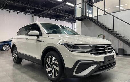 Volkswagen Tiguan II, 2021 год, 3 640 000 рублей, 3 фотография