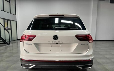 Volkswagen Tiguan II, 2021 год, 3 640 000 рублей, 6 фотография