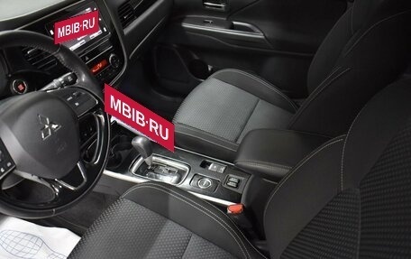 Mitsubishi Outlander III рестайлинг 3, 2019 год, 2 299 000 рублей, 10 фотография