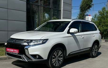 Mitsubishi Outlander III рестайлинг 3, 2020 год, 2 900 000 рублей, 4 фотография