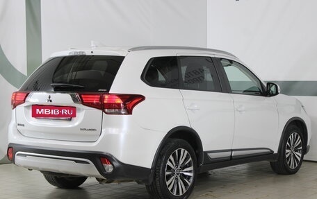 Mitsubishi Outlander III рестайлинг 3, 2019 год, 2 430 000 рублей, 16 фотография