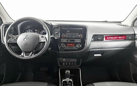 Mitsubishi Outlander III рестайлинг 3, 2019 год, 2 640 000 рублей, 14 фотография