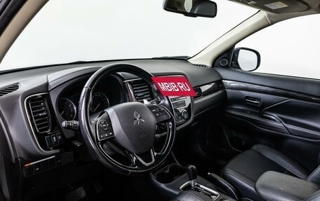 Mitsubishi Outlander III рестайлинг 3, 2015 год, 2 300 000 рублей, 11 фотография