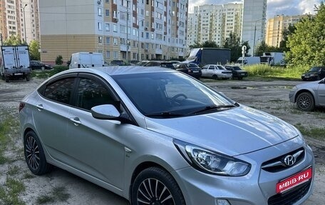 Hyundai Solaris II рестайлинг, 2013 год, 900 000 рублей, 2 фотография