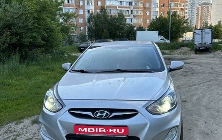 Hyundai Solaris II рестайлинг, 2013 год, 900 000 рублей, 4 фотография