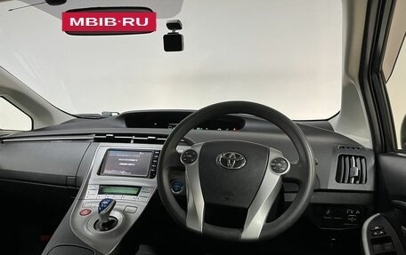 Toyota Prius, 2015 год, 1 750 000 рублей, 18 фотография