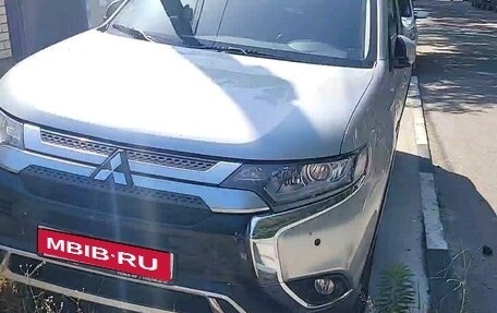 Mitsubishi Outlander III рестайлинг 3, 2020 год, 2 700 000 рублей, 1 фотография