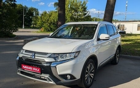 Mitsubishi Outlander III рестайлинг 3, 2019 год, 2 400 000 рублей, 1 фотография