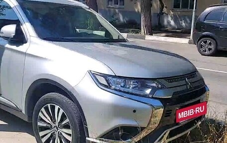 Mitsubishi Outlander III рестайлинг 3, 2020 год, 2 700 000 рублей, 10 фотография