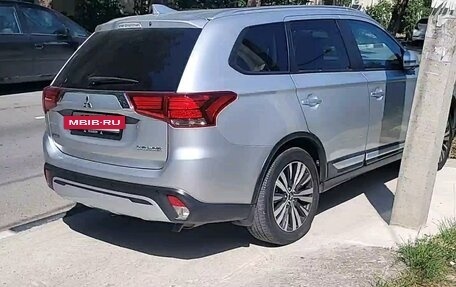 Mitsubishi Outlander III рестайлинг 3, 2020 год, 2 700 000 рублей, 3 фотография