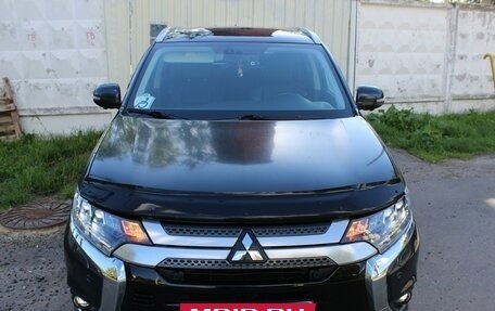 Mitsubishi Outlander III рестайлинг 3, 2018 год, 2 699 000 рублей, 4 фотография