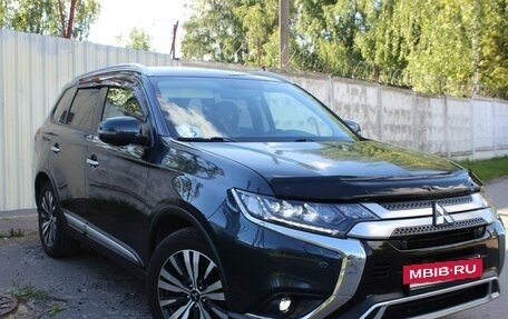 Mitsubishi Outlander III рестайлинг 3, 2018 год, 2 699 000 рублей, 3 фотография