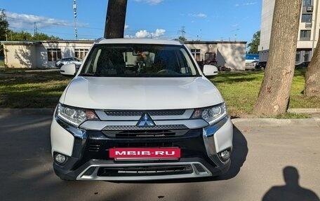 Mitsubishi Outlander III рестайлинг 3, 2019 год, 2 400 000 рублей, 2 фотография