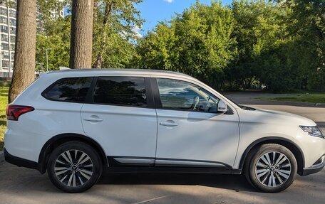 Mitsubishi Outlander III рестайлинг 3, 2019 год, 2 400 000 рублей, 8 фотография