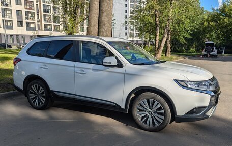 Mitsubishi Outlander III рестайлинг 3, 2019 год, 2 400 000 рублей, 9 фотография